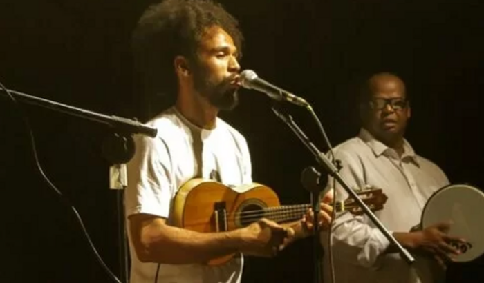 Ajude o Dani a recuperar seu instrumento de trabalho