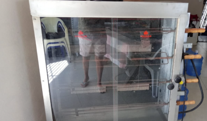 Maquina de assar frango giratória