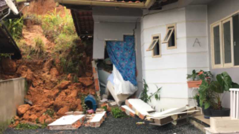 Reconstrução da casa Moacir e Jenisia