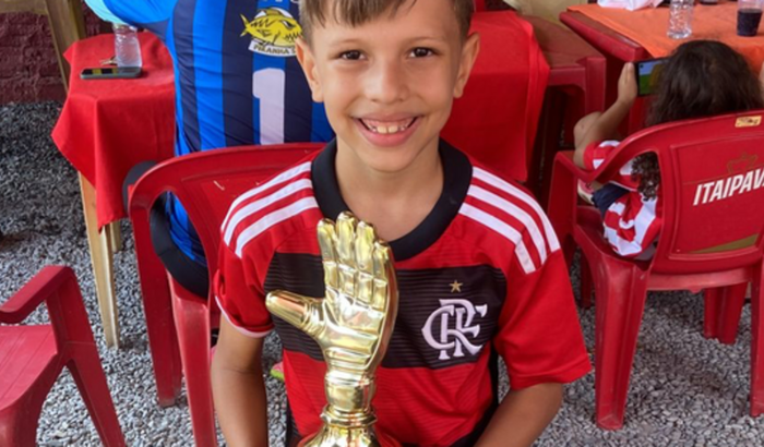 Me ajude a realizar meu sonho/ de entrar na escolhinha de Futebol 