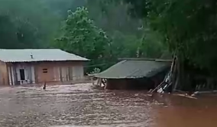 Família atingida pela enchente em Erval velho
