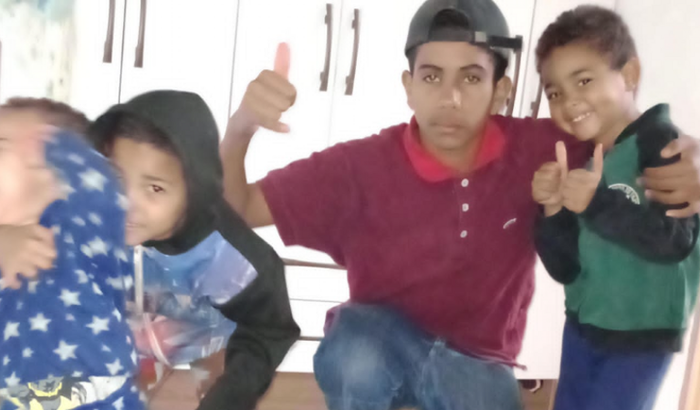 AJUDE ADRIANA A CUIDAR DOS FILHOS