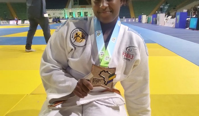 Ajude uma atleta a comprar seus kimonos de judô e jiu-jitsu . Ela Precisa de 2 kimonos de cada
