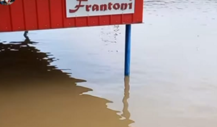 Reforma após enchente