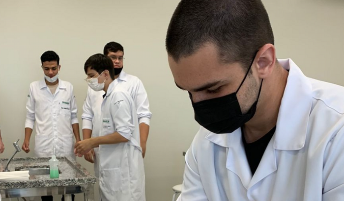 Oi pessoal, sou Antonio, tenho 19 anos e queria ajuda se puderem para ajudar a pagar minha faculdade