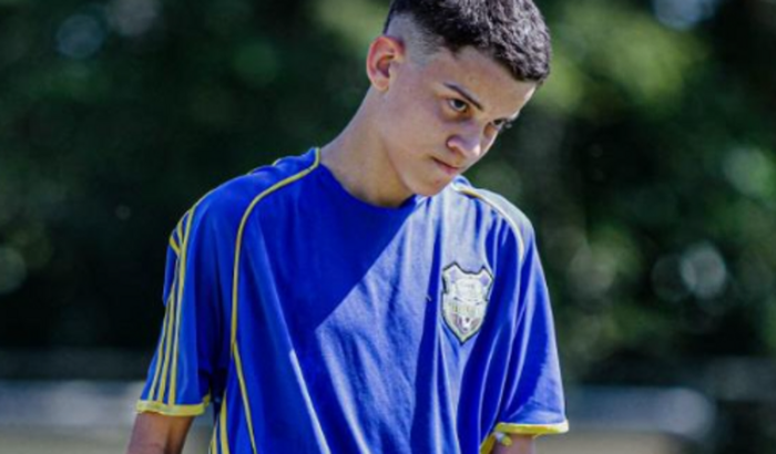 Ajuda o Arthur a realizar o sonho de ser jogador