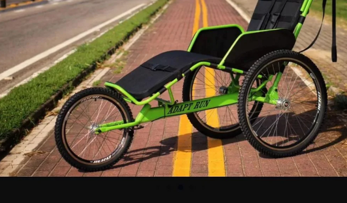 Um triciclo adaptado pra corrida para o Gabriel 