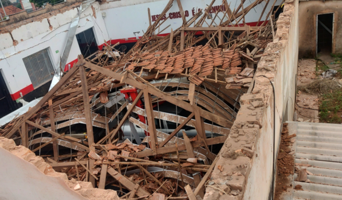 Vítimas de um desabamento, precisamos de ajuda.