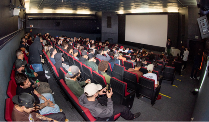 Exibição de vídeo de skate independente em diversas cidades