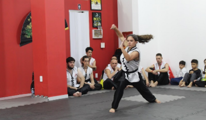 Em busca de apoio para uma atleta juvenil em campeonato de kung fu