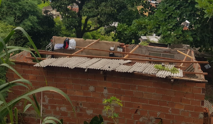 PRECISO RECONSTRUIR MEU TELHADO E MURO !