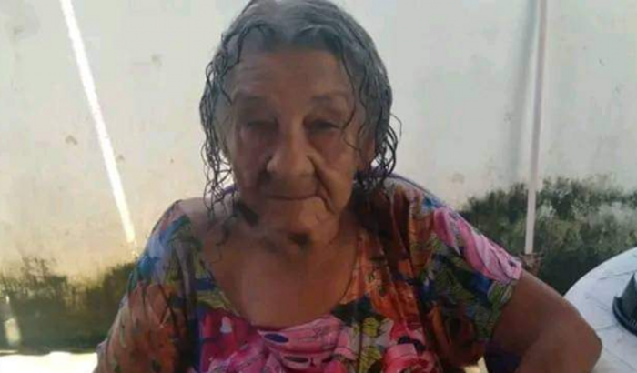 Ajuda para idosa com AVC