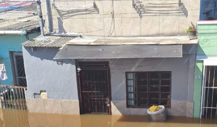 Recuperar móveis de casa afetados pela enchente.