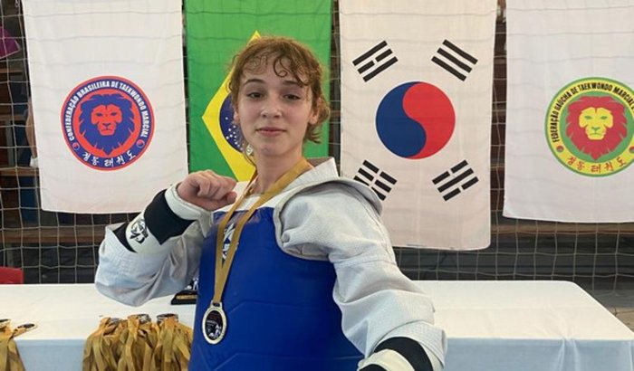 Ajude uma atleta de taekwondo 
