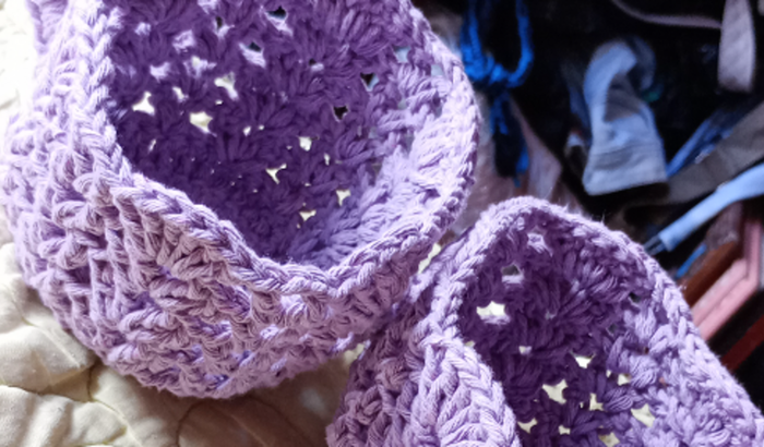 Artesã de mãos dadas 