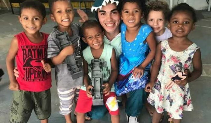 Fazer uma criança feliz nesse Natal 