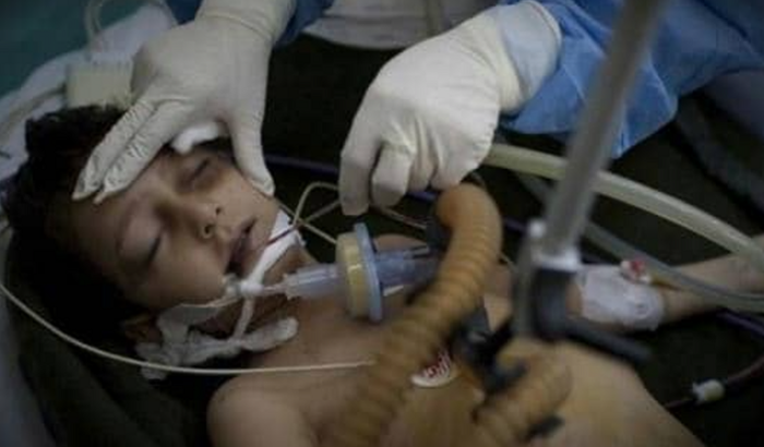 Ajuda para uma criança de seis anos fazer uma cirurgia