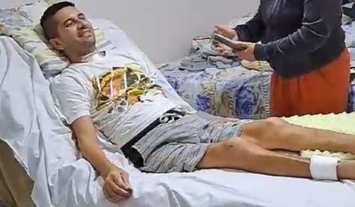 Tratamento, reabilitação e cadeira de rodas adaptada à lesão.