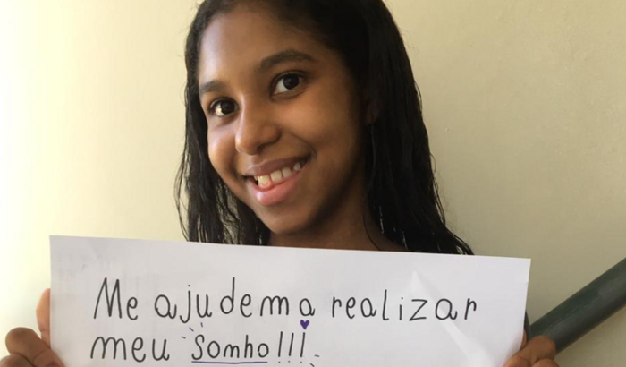 Ajude a Júlia a realizar seu sonho de conhecer o Twice 