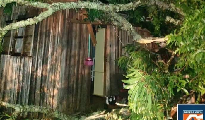 Reconstrução da minha casa destruída por uma micro explosão