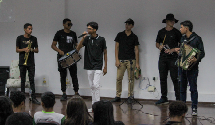 Ajudar a gravar a primeira música da banda 