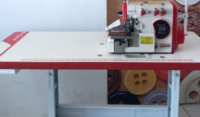 Comprar uma máquina de costura overlok. 