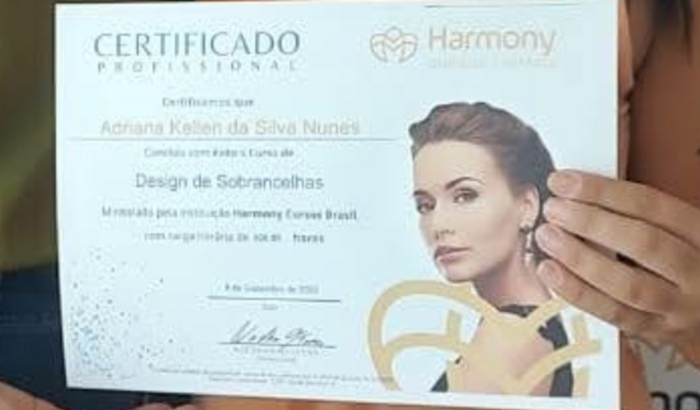 Comprar material para começar trabalhar com design de sobrancelhas. 