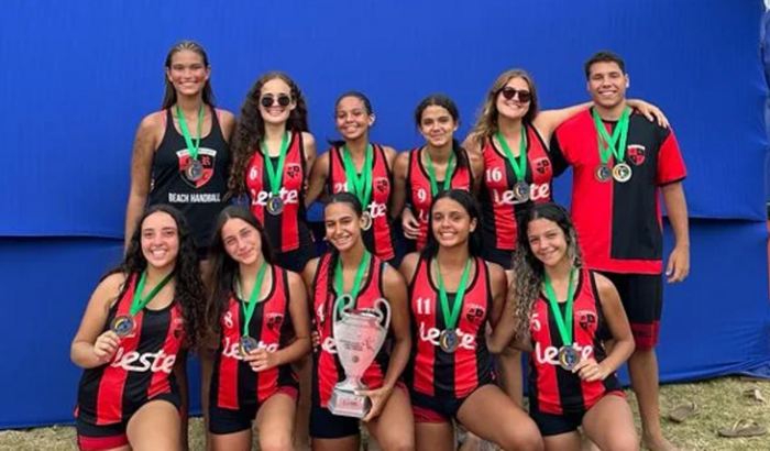 Ajuda para as atletas do Niterói Rugby na fase final da competição brasileira de handbeach 