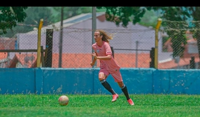 Ajudar meu filho Douglas para aara Portugal jogar futebol 