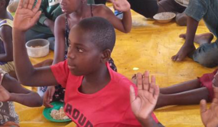 Alimentos para as crianças da África Uganda 