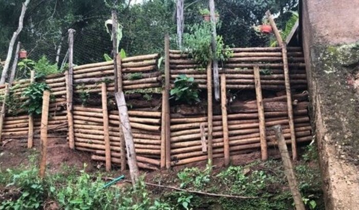 Ajude-nos a construir um muro de arrimo