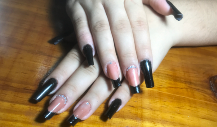 Ajudar a comprar as coisas para fazer mais unhas 