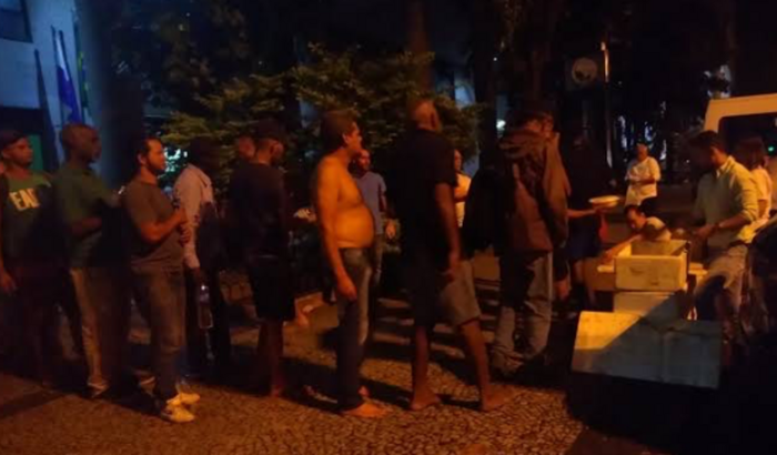 Ajudar moradores de rua com alimentos e roupas