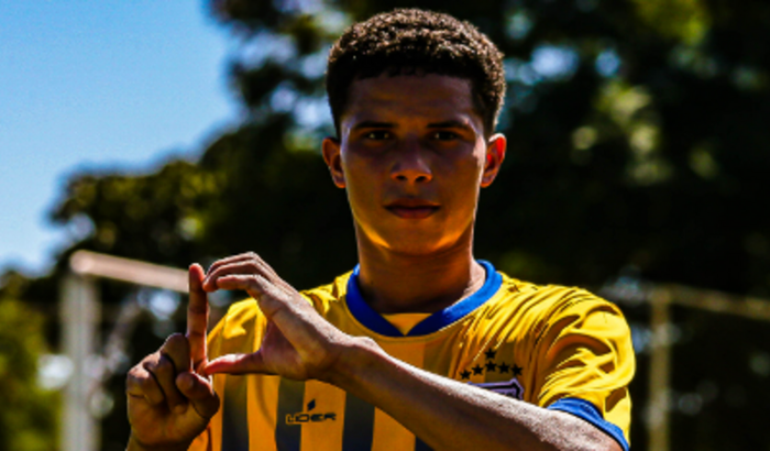 Em por de um sonho de ser torna um grande jogador de futebol 