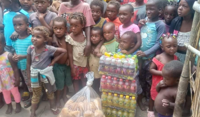 Alimentar crianças na África moçambique cidade da Beira.