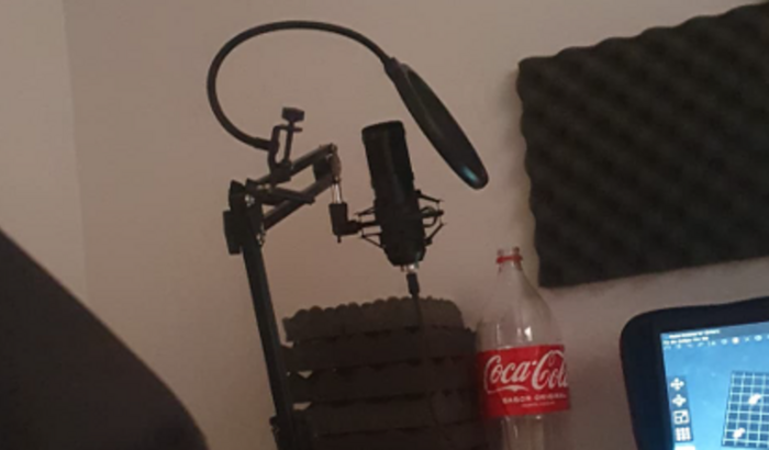 Preciso de uma microfone condesador, meu sonho é fazer musica. preciso de uma quantia pequena