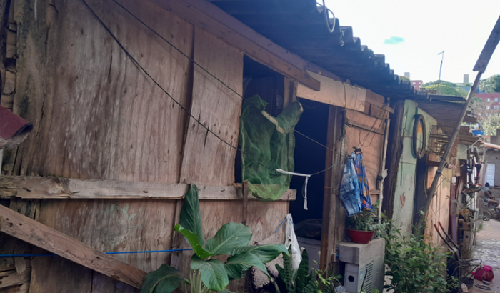 Construir minha casinha de alvenaria , pois morro num barraco de madeira de 5mtrs por 5mtrs , minha filha e eu