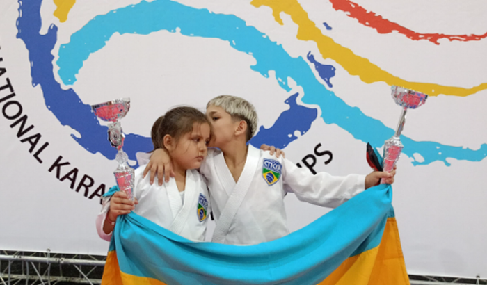 Ajudar atleta de Karatê Campeões Mundial 