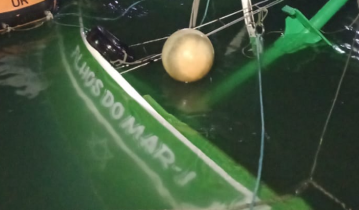 Ajuda para pescadores que perderam traineira em Arraial do Cabo