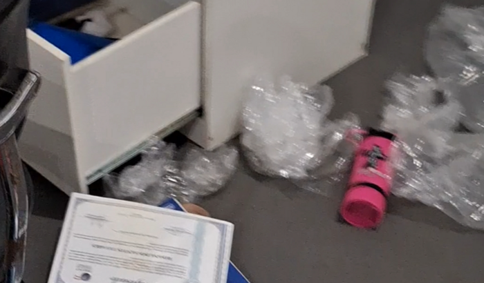 Para comprar um item furtado de trabalho 