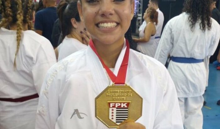 Ajude uma atleta de karate 