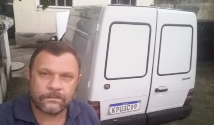 Ajude o Cláudio a regularizar a documentação do seu veículo para trabalhar