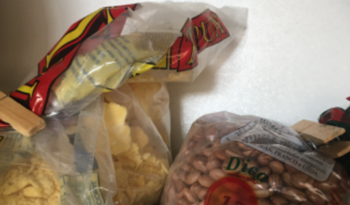 ajuda a Bia com compras de alimentos pra casa