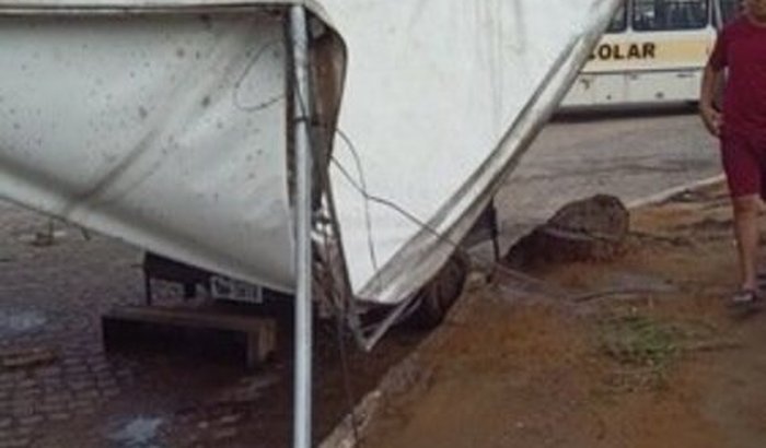 Reforma do treiler após a destruição que a chuva causou .