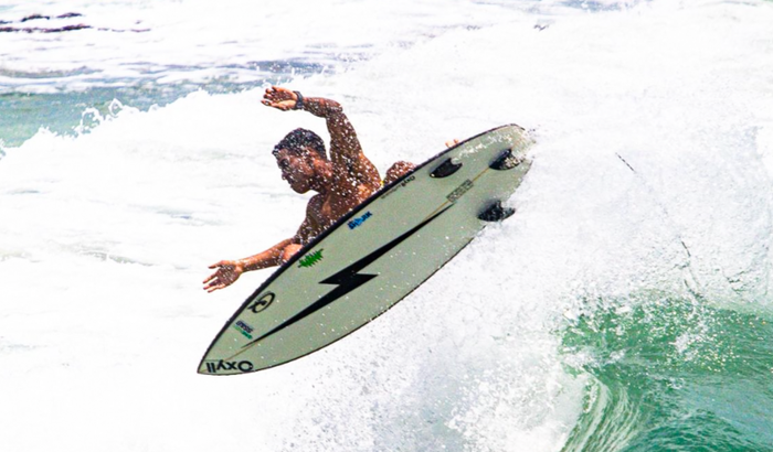 Ajude um atleta profissional de surf 