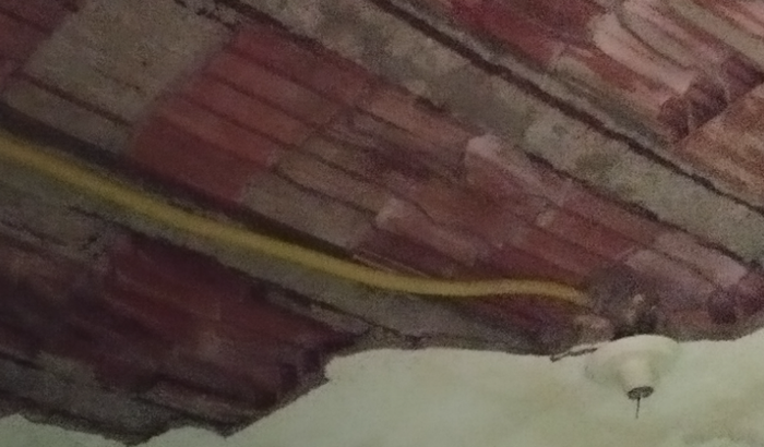 ajudar a ajeitar o teto da casa que tem risco de ceder