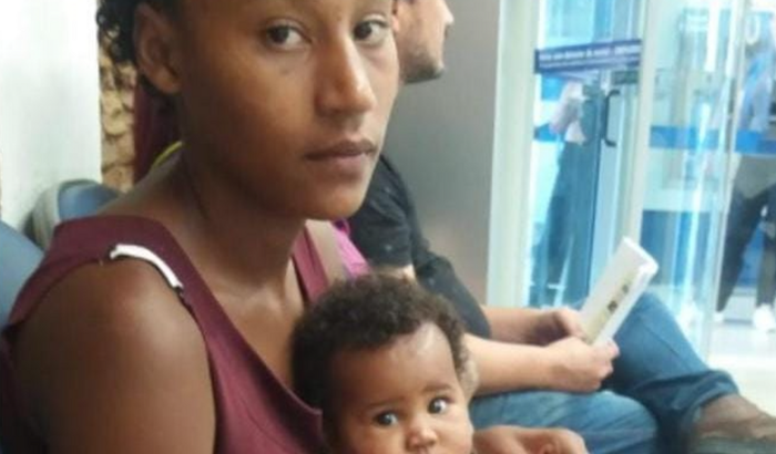 Ajuda para Aurora mãe de uma criança  de 5 meses.