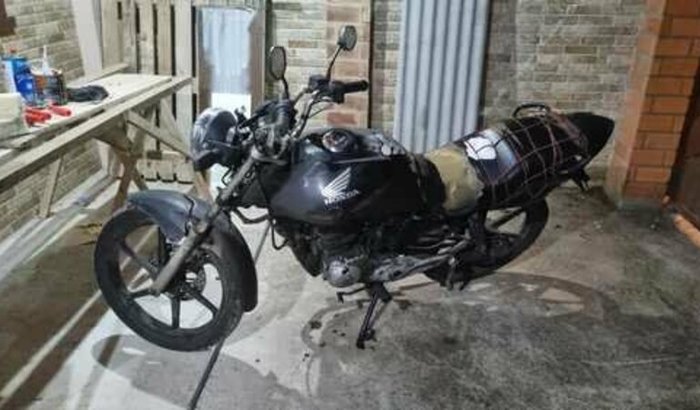 Ajuda para consertar a moto do meu irmão que foi roubada. E depois acharam só que toda quebrada 