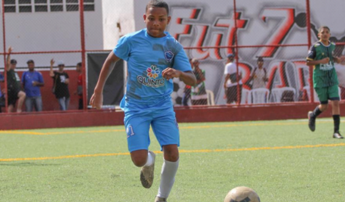 Ajudar o Ryan a realizar o sonho de participar do campeonato de futebol na Argentina 