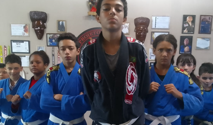 Tenho um projeto social, que ajuda crianças carentes e drogadas, tiramos da rua com um projeto de ensinar jiu-jitsu  